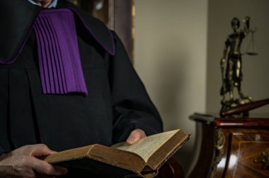 Adalet ve hukuk kavramı. Erkek yargıç mahkeme tokmak ve kitap ile çalışma