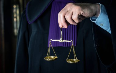 Adalet ve hukuk kavramı. Erkek yargıç mahkeme tokmak ve kitap ile çalışma