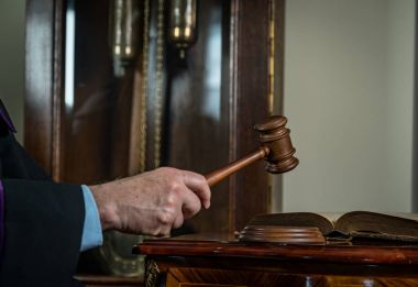 Adalet ve hukuk kavramı. Erkek yargıç mahkeme tokmak ve kitap ile çalışma