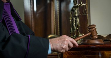 Adalet ve hukuk kavramı. Erkek yargıç mahkeme tokmak ve kitap ile çalışma