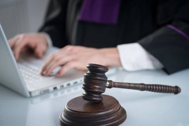 Adalet ve hukuk kavramı. Erkek yargıç mahkeme tokmak ve kitap ile çalışma