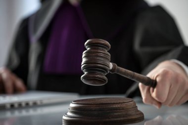 Adalet ve hukuk kavramı. Erkek yargıç mahkeme tokmak ve kitap ile çalışma