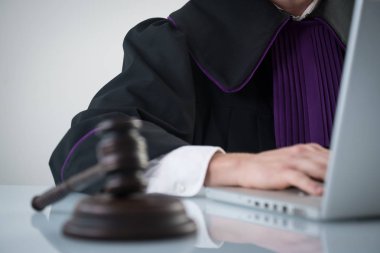 Adalet ve hukuk kavramı. Erkek yargıç mahkeme tokmak ve kitap ile çalışma