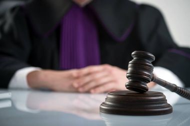 Adalet ve hukuk kavramı. Erkek yargıç mahkeme tokmak ve kitap ile çalışma