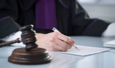 Adalet ve hukuk kavramı. Erkek yargıç mahkeme tokmak ve kitap ile çalışma