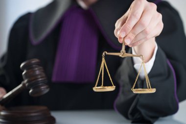 Adalet ve hukuk kavramı. Erkek yargıç mahkeme tokmak ve kitap ile çalışma