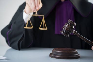 Adalet ve hukuk kavramı. Erkek yargıç mahkeme tokmak ve kitap ile çalışma