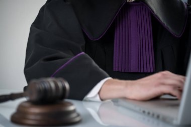 Adalet ve hukuk kavramı. Erkek yargıç mahkeme tokmak ve kitap ile çalışma