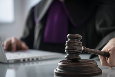 Adalet ve hukuk kavramı. Erkek yargıç mahkeme tokmak ve kitap ile çalışma