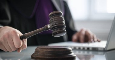 Masada tokmak ile yargıç