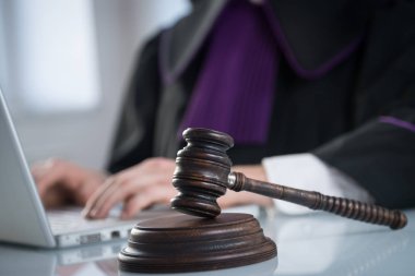 Masada tokmak ile yargıç