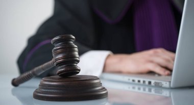 Masada tokmak ile yargıç