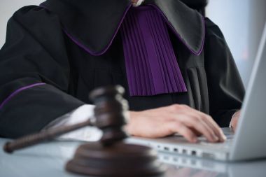 Masada tokmak ile yargıç