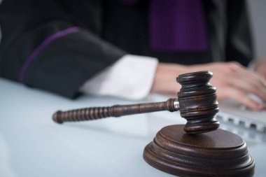 Masada tokmak ile yargıç