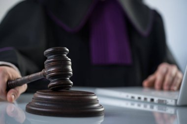 Masada tokmak ile yargıç