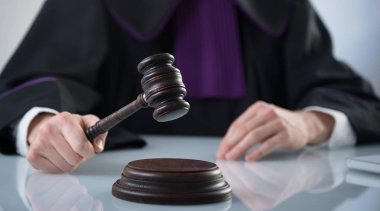 Masada tokmak ile yargıç