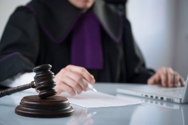 Masada tokmak ile yargıç