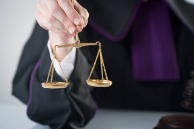 Masada tokmak ile yargıç