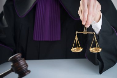 Masada tokmak ile yargıç