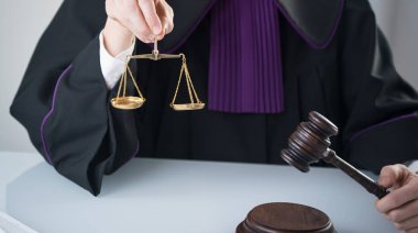 Masada tokmak ile yargıç