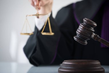 Masada tokmak ile yargıç