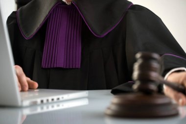 Masada tokmak ile yargıç