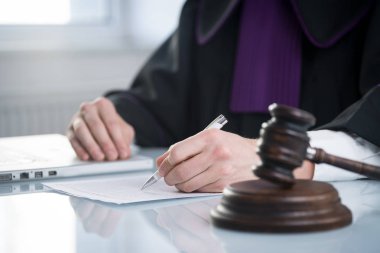 Masada tokmak ile yargıç