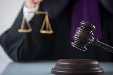 Masada tokmak ile yargıç