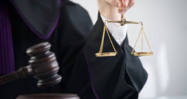 Masada tokmak ile yargıç