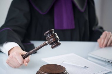 Masada tokmak ile yargıç