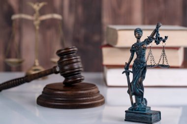 Hakimin tokmak. Mahkeme Tema