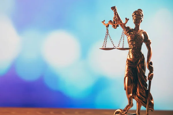 Символ права на столі адвоката — стокове фото