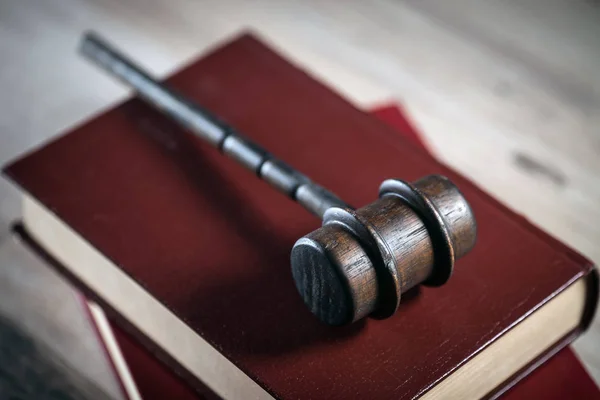 Символ закона на столе адвоката — стоковое фото
