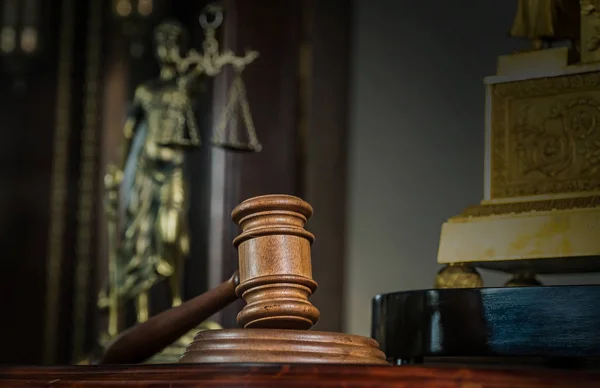 Symbolem prawa na biurku adwokata — Zdjęcie stockowe