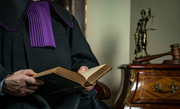 Giustizia e diritto. Giudice maschio in un'aula di tribunale con il martelletto e lavorando con il libro — Foto Stock