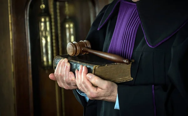 Justitie en wetgeving concept. Mannelijke rechter in een rechtszaal met de hamer en het werken met boek — Stockfoto