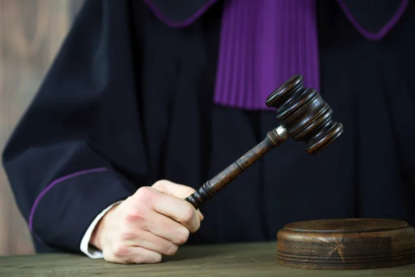 Männlicher Richter im Gerichtssaal schlägt mit dem Hammer zu — Stockfoto