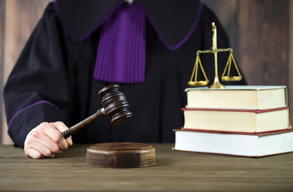 Juiz masculino em uma sala de tribunal golpeando o Gavel — Fotografia de Stock