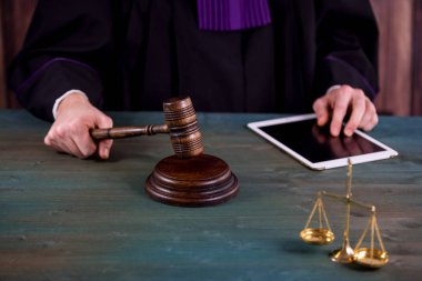 Masada tokmak ile yargıç