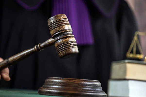 Male Judge In A Courtroom Striking The Gavel — Stock Photo, Image