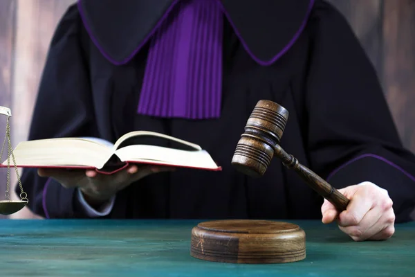 Juiz masculino em uma sala de tribunal golpeando o Gavel — Fotografia de Stock