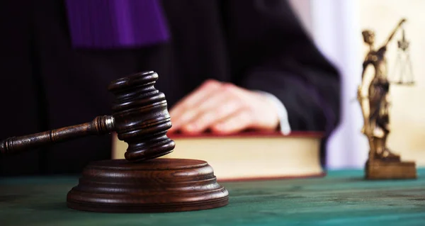 Hakimin tokmak. Mahkeme Tema