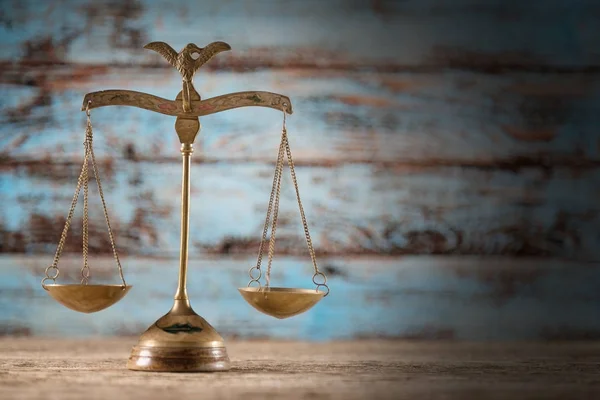 Símbolos del derecho y la justicia - imagen conceptual del derecho jurídico . —  Fotos de Stock
