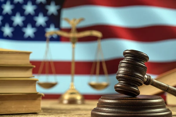 Símbolos da lei e da justiça - imagem de conceito do direito jurídico. Bandeira dos EUA — Fotografia de Stock