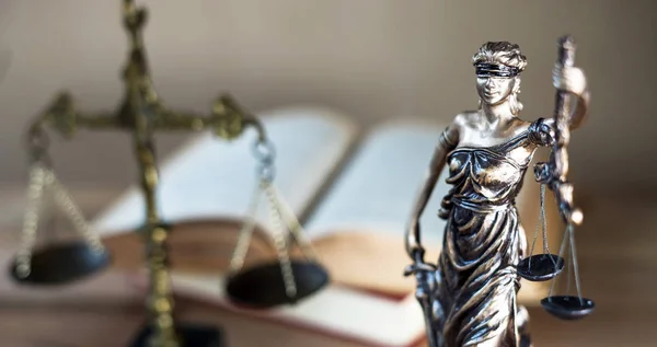 Símbolos del derecho y la justicia - imagen conceptual del derecho jurídico . —  Fotos de Stock