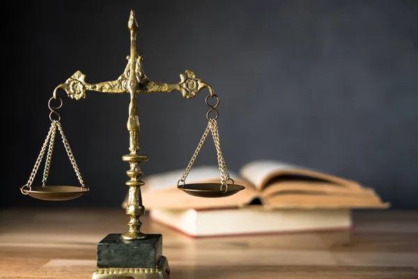 Símbolos del derecho y la justicia - imagen conceptual del derecho jurídico . — Foto de Stock