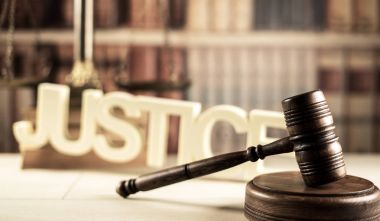 Mahkeme salonunda hukuk sembolleri..