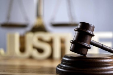 Mahkeme salonunda hukuk sembolleri..