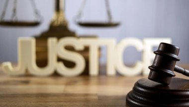 Mahkeme salonunda hukuk sembolleri..