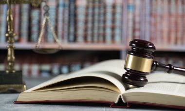 Mahkeme salonunda hukuk sembolleri..